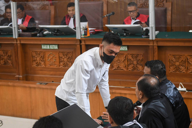 Terdakwa kasus penganiayaan atas Cristalino David Ozora, Mario Dandy Satriyo (kiri), berdiskusi dengan kuasa hukumnya di sela sidang pembacaan tuntutan di Pengadilan Negeri Jakarta Selatan, Jakarta, Selasa (15/8/2023). Foto: Aditya Pradana Putra/ANTARA FOTO