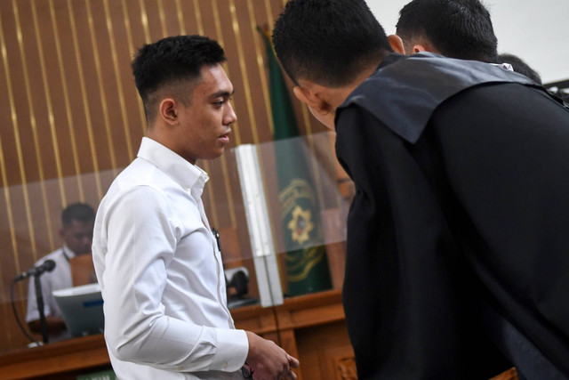 Terdakwa kasus penganiayaan atas Cristalino David Ozora, Mario Dandy Satriyo (kiri), berdiskusi dengan kuasa hukumnya di sela sidang pembacaan tuntutan di Pengadilan Negeri Jakarta Selatan, Jakarta, Selasa (15/8/2023). Foto: Aditya Pradana Putra/ANTARA FOTO