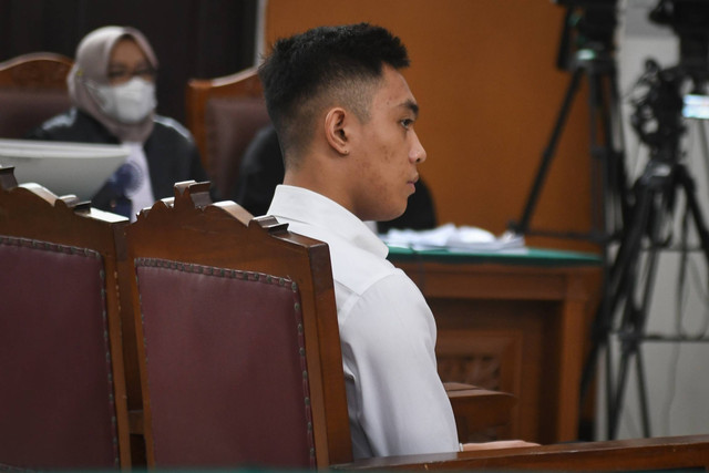 Terdakwa kasus penganiayaan atas Cristalino David Ozora, Mario Dandy Satriyo, menyimak tanggapan kuasa hukumnya saat sidang pembacaan tuntutan di Pengadilan Negeri Jakarta Selatan, Jakarta, Selasa (15/8/2023). Foto: Aditya Pradana Putra/ANTARA FOTO
