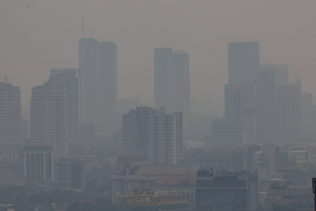 Kondisi polusi udara di Jakarta dilihat dari ketinggian pada Selasa (15/8/2023). Foto: Jamal Ramadhan/kumparan