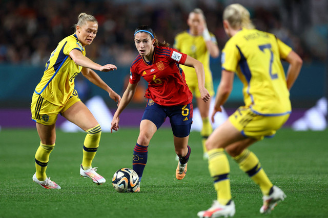 Pemain Timnas Wanita Spanyol Aitana Bonmati berebut bola dengan pemain Timnas Wanita Swedia Fridolina Rolfo pada pertandingan semifinal Piala Dunia Wanita 2023 di Eden Park, Auckland, Selandia Baru, Selasa (15/8/2023).  Foto: Hannah McKay/REUTERS