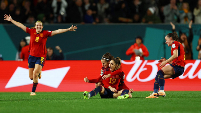 Selebrasi pemain Timnas Wanita Spanyol usai mencetak gol ke gawang Timnas Wanita Swedia pada pertandingan semifinal Piala Dunia Wanita 2023 di Eden Park, Auckland, Selandia Baru, Selasa (15/8/2023).
 Foto: Hannah McKay/REUTERS