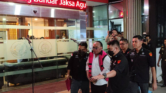 Kejagung tahan anggota Komisi IV DPR RI, Ismail Thomas. Foto: Jonathan Devin/kumparan