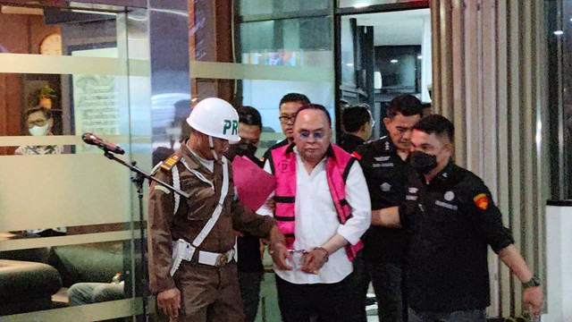 Kejagung tahan anggota Komisi IV DPR RI, Ismail Thomas. Foto: Jonathan Devin/kumparan