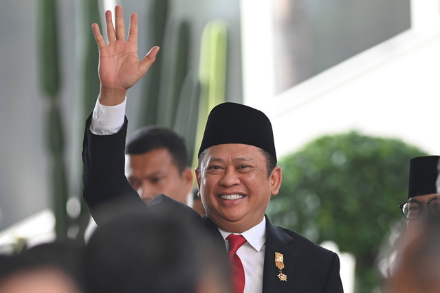 Ketua MPR Bambang Soesatyo melambaikan tangan saat tiba di lokasi Sidang Tahunan MPR dan Sidang Bersama DPR-DPD Tahun 2023 di Gedung Nusantara, Kompleks Parlemen, Senayan, Jakarta, Rabu (16/8/2023). Foto: Aditya Pradana Putra/ANTARA FOTO