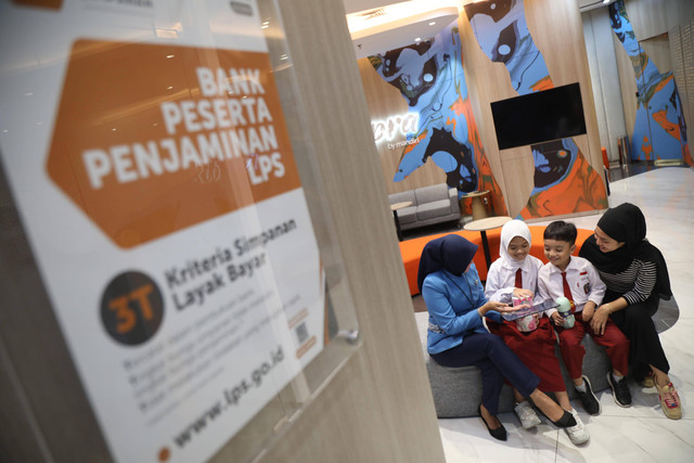 Calon nasabah membuat rekening di bank Mandiri, Tangerang Selatan, (15/8/2023). Lembaga Penjaminan Simpanan (LPS) menyebut jumlah bank yang mendapat penjaminan mencapai 1.689 bank per juni 2023. Foto: Aditia Noviansyah/kumparan