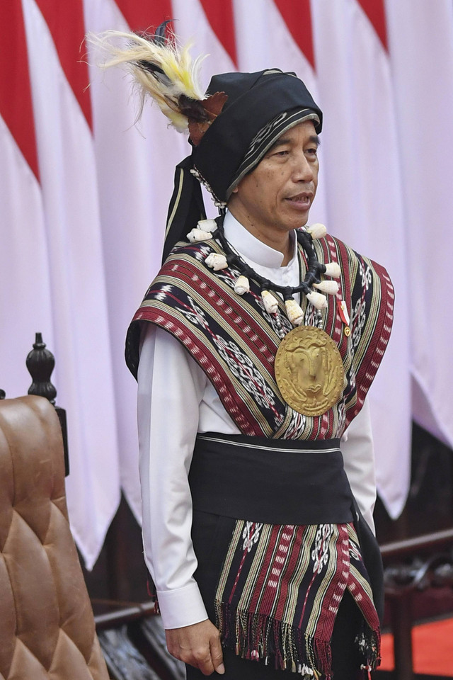 Presiden Joko Widodo yang mengenakan pakaian adat Tanimbar, Maluku menghadiri Sidang Tahunan MPR dan Sidang Bersama DPR - DPD Tahun 2023 di Gedung Nusantara, Kompleks Parlemen, Senayan, Jakarta, Rabu (16/8/2023).  Foto: Galih Pradipta/ANTARA FOTO