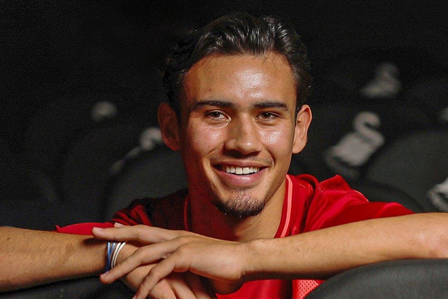 Bek keturunan Semarang, Nathan Tjoe-A-On, resmi bergabung Swansea City.
 Foto: Instagram/@swansofficial