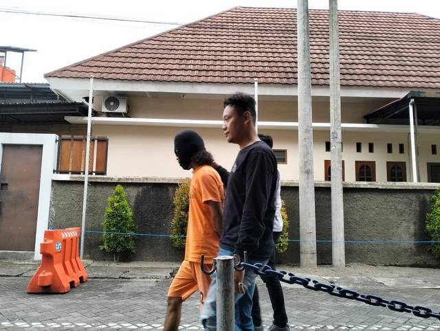 Pelaku kasus mutilasi di Sleman yang diamankan Polda DIY, Selasa (22/3/2023). Foto: Erfanto/Tugu Jogja