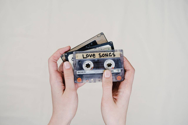 Ilustrasi tips beli album kpop. Sumber: cottonbro studio/pexels.com