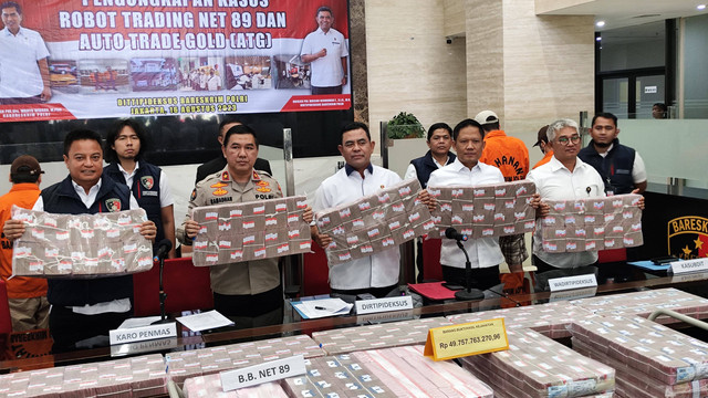 Jumpa pers pengungkapan kasus robot trading Net89 di Bareskrim Polri, Jakarta, Rabu (16/8). Foto: Jonathan Devin/kumparan