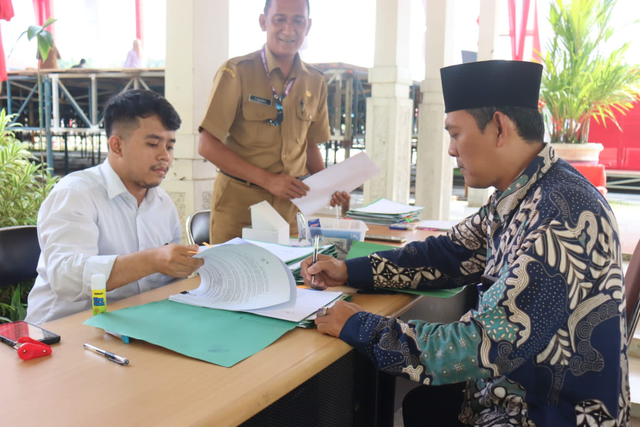 Pemerintah Kabupaten (Pemkab) Tangerang memberikan bantuan berupa hibah sanitren kepada pondok pesantren atau Kelompok Penerima Swakelola (KPS) yang berada di 29 kecamatan di Kabupaten Tangerang, Selasa (15/08/2023). Foto: Dok. Istimewa