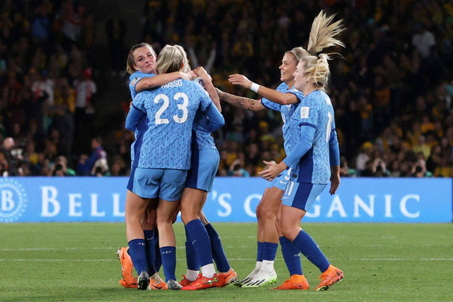 Selebrasi pemain Timnas Wanita Inggris usaimencetak gol ke gawang Timnas Wanita Australia pada pertandingan semifinal Piala Dunia Wanita 2023 di Stadion Australia, Sydney, Australia, Rabu (16/8/2023). Foto: Amanda Perobelli/REUTERS