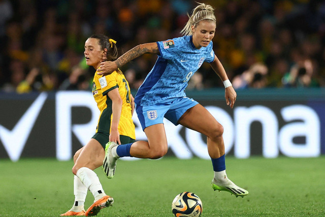Pemain Timnas Wanita Australia Hayley Raso berebut bola dengan pemain Timnas Wanita Inggris Rachel Daly pada pertandingan semifinal Piala Dunia Wanita 2023 di Stadion Australia, Sydney, Australia, Rabu (16/8/2023). Foto: Carl Recine/REUTERS