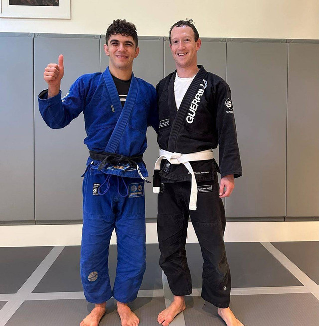 Juara dunia ONE flyweight submission grappling Mikey Musumeci (kiri) dan Mark Zuckerberg berlatih Brazilian Jiu-Jitsu. Foto: Instargram Mikey Musumeci