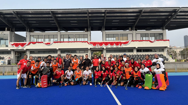 Kunjungan Komite Olimpiade Indonesia ke pemusatan latihan Timnas Hoki Indonesia di Lapangan Hoki Gelora Bung Karno, Senayan, Jakarta pada Rabu (16/8). Foto: Jodi Hermawan/kumparan