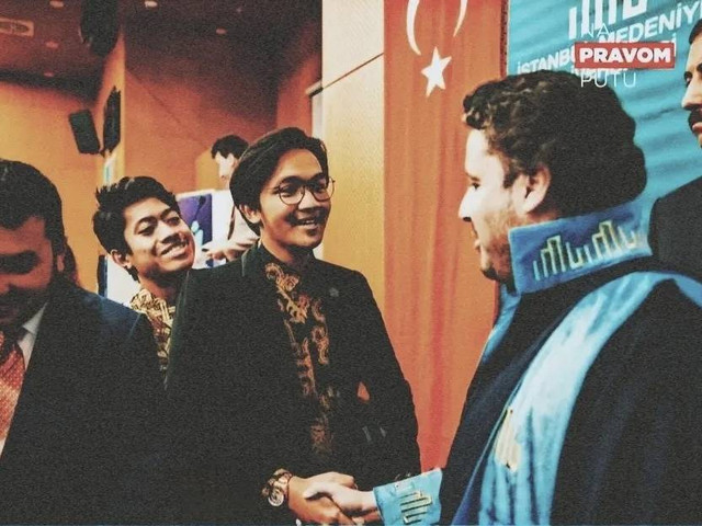 Penulis sedang berjabatan tangan dengan PM Montenegro, H.E Dritan Abazovic