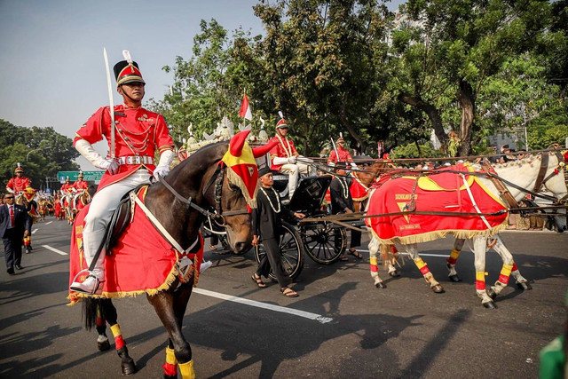 Kereta Kencana Ki Jaga Rasa yang membawa duplikat Bendera Merah Putih dalam Kirab Bendera Pusaka pada peringatan HUT ke-78 RI, dari Monas menuju Istana Merdeka Jakarta, pada Kamis (17/8/2023). Foto: Jamal Ramadhan/kumparan
