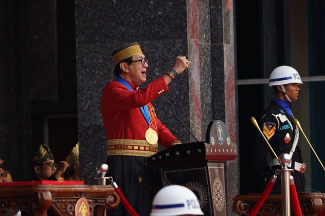 Menteri Hukum dan Hak Asasi Manusia, Yasonna H. Laoly, saat memimpin upacara peringatan HUT Ke-78 RI Tahun 2023, Kamis (17/8), di kantor Kementerian Hukum dan Hak Asasi Manusia, Jakarta. (Foto: Havijay/Kemenkumham)