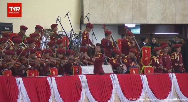 Orkestra Taruna Sekolah Tinggi Intelijen Negara (STIN) saat membawakan lagu daerah Lampung berjudul Sang Bumi Ruwa Jurai. | Foto : YouTube/Sekretariat Presiden