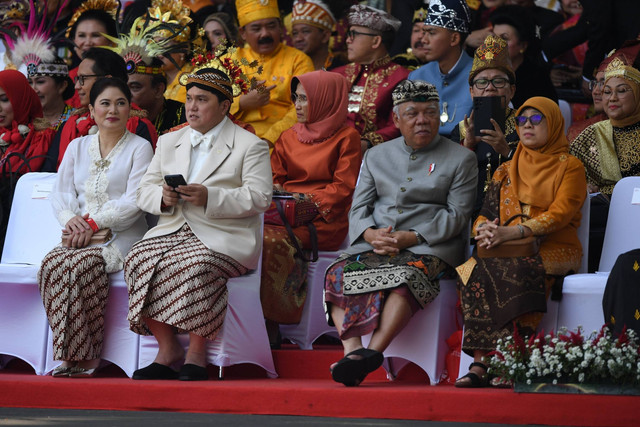 Menteri BUMN Erick Thohir (kedua kiri) dan Menteri PUPR Basuki Hadimuljono (kedua kanan) menghadiri Upacara Peringatan Detik-Detik Proklamasi Kemerdekaan ke-78 Republik Indonesia di Istana Merdeka, Jakarta, Kamis (17/8/2023). Foto: Akbar Nugroho Gumay/ANTARA FOTO