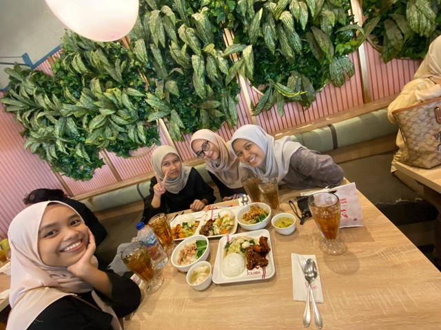 Aktivitas makan-makan bersama teman. (Dokumentasi pribadi)