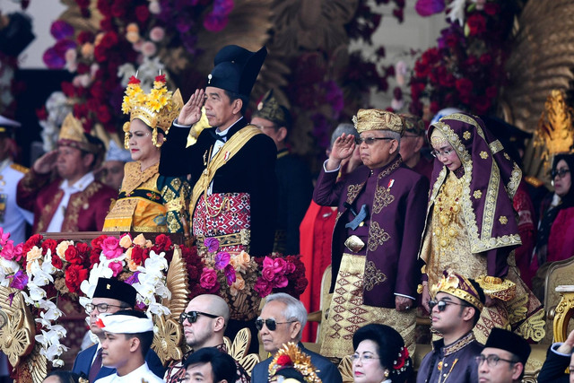Presiden Jokowi didampingi Ibu Negara Iriana Jokowi dan Wakil Presiden Ma'ruf Amin beserta Ibu Wury Estu Handayani dalam Upacara Peringatan HUT ke-78 Republik Indonesia di Istana Merdeka, Jakarta, Kamis (17/8/2023). Foto: Akbar Nugroho Gumay/ANTARA FOTO