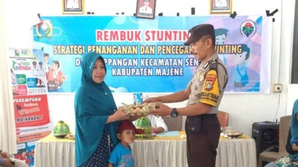 Aiptu Ismail memberikan bantuan ke keluarga yang rentan stunting di Desa Leppangan, Kabupaten Majene, Sulawesi Barat. Foto: Istimewa