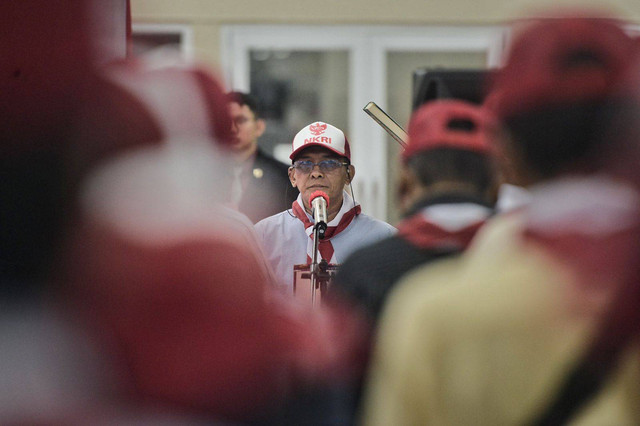 Perwakilan dari mantan anggota Negara Islam Indonesia (NII) mencium bendera Merah Putih saat acara cabut baiat massal mantan anggota Negara Islam Indonesia di Asrama Haji Kabupaten Indramayu, Jawa Barat, Rabu (16/8/2023). Foto: Dok. kumparan