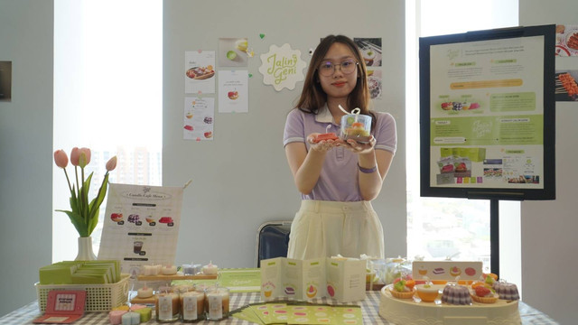 Stefanie Avrilia menunjukkan lilin dekoratif karyanya. Foto-foto: Masruroh/Basra