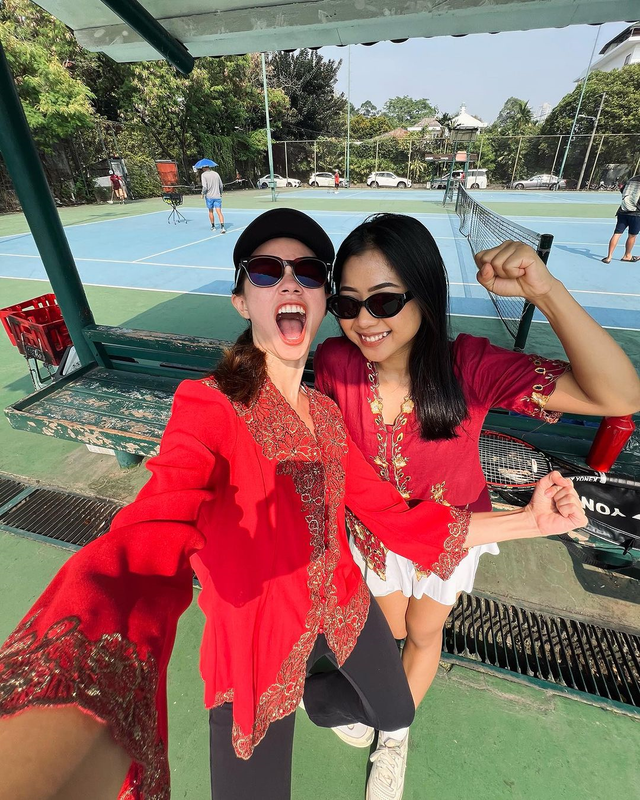 Yuki Kato bermain tenis sambil mengenakan kebaya di momen HUT ke-78 RI. Foto: Instagram/@yukikt
