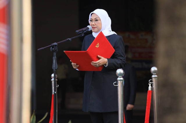 Menaker Ida Fauziyah ketika memberikan sambutan pada Upacara Peringatan Hari Ulang Tahun ke-78 Republik Indonesia, di Kantor Kemnaker Jakarta, Kamis (17/8/2023). dok. Kemnaker.
