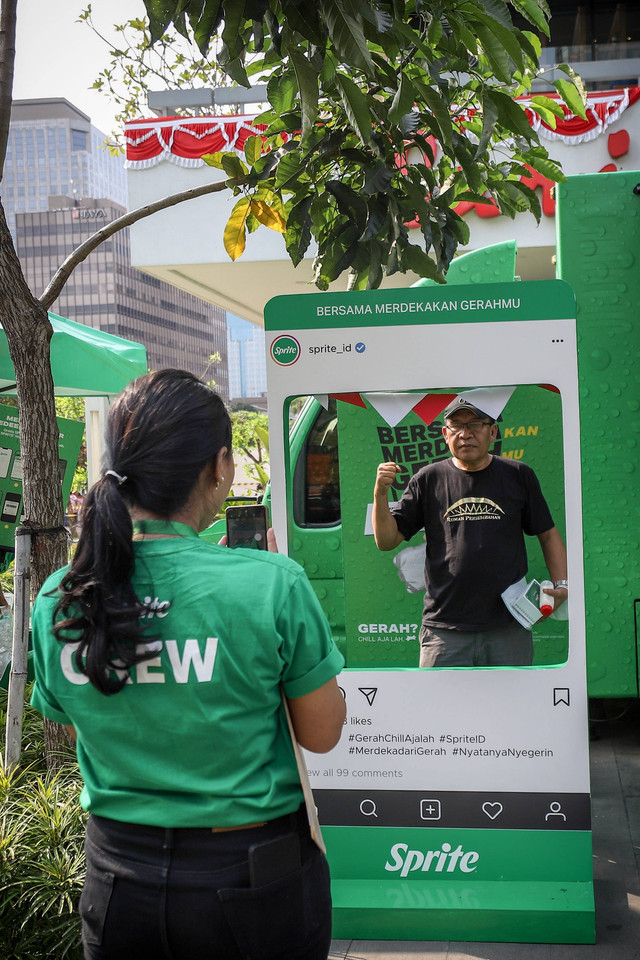 Suasana bagi-bagi Sprite gratis di kawasan Sarinah, Jakarta Pusat, Kamis (17/8/2023). Foto: Jamal Ramadhan/kumparan