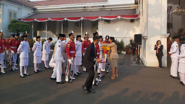Tim Paskibraka Indonesia Jaya yang bertugas di upacara penurunan bendera. Foto: Nadia Riso/kumparan