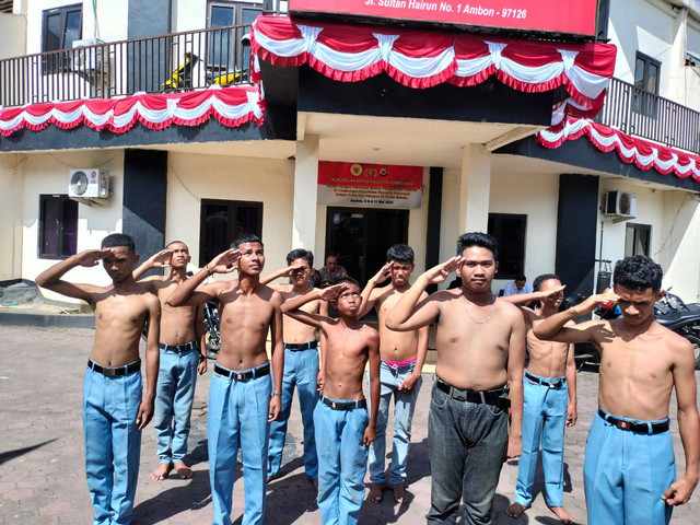 Akibat tawuran di momen Hut Ke-78 RI, sejumlah pelajar diamankan Polsek Sirimau. Foto: Dok. Istimewa