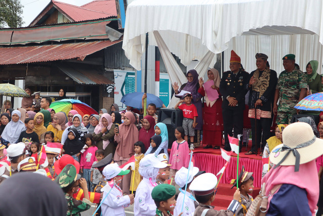 Potret kemeriahan penampilan parade Kemerdekaan RI ke-78 oleh siswa/siswi TK di depan Camat Kecamatan Tanjung Mutiara. Foto: Lidia Pratama Febrian