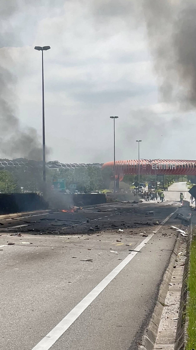 Lokasi kecelakaan pesawat di Shah Alam, Malaysia, Kamis (17/8/2023). Foto: Qamahl Ariff b Samsudin via Reuters 