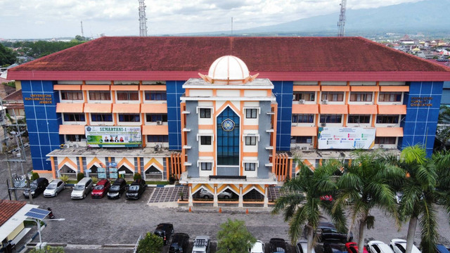 Foto salah satu Gedung di Unmuh Jember yang akan menjadi salah satu rute dilewati Jalan Sehat Pagi saat Mubes & Reuni Akbar IKA Unmuh Jember yang mendatang (Sumber : Humas Unmuh Jember).