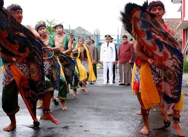 Warga Binaan saat menyambut kedatangan Pj. Wali Kota Yogyakarta pada pemberian Remisi Umum di Lapas Kelas IIA Yogyakarta. | Foto: Husni/Humas Lapas Jogja