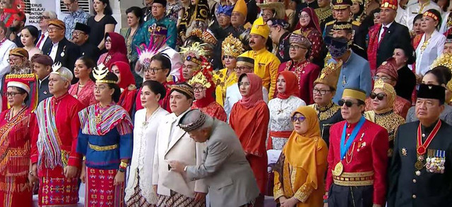 Keisengan/ kejahilan pak Bas kepada pak Erick saat perayaan kemerdekaan RI ke-78. Foto: Youtube/Sekreratiat Presiden