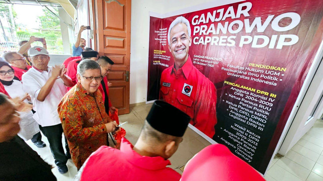 Sekjen PDIP Hasto Kristiyanto meresmikan posko pemenangan capres 2024 Ganjar Pranowo di Kota Pekanbaru, Provinsi Riau, pada Jumat (18/8/2023). Foto: Dok. PDIP