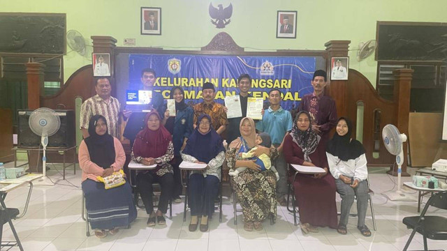 Foto bersama Tim KKN Tematik Undip bersama seluruh pelaku UMKM yang ada di Kelurahan Karangasari di dampingi oleh Pak Lurah dan Perangkat Kelurahan Karangsari.