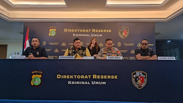 Polda Metro klarifikasi info beredar soal 3 anggota Polri terlibat jaringan teror Karyawan PT KAI, Dananjaya Erbening, Jumat (18/8/2023). Foto: Thomas Bosco/kumparan