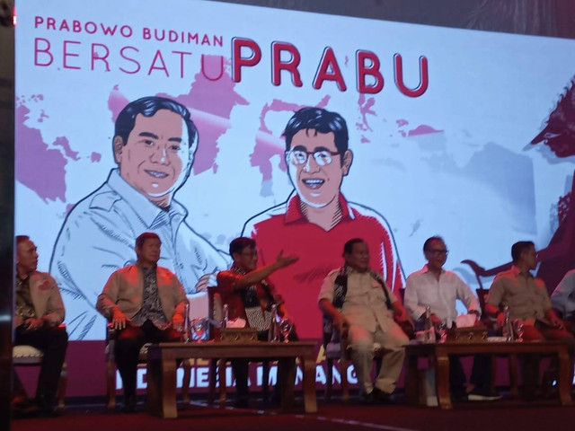 Budiman Sudjatmiko (berbatik merah) dan Prabowo Subianto hadir dalam deklarasi PraBu. Foto: Intan Alliva Khansa/kumparan