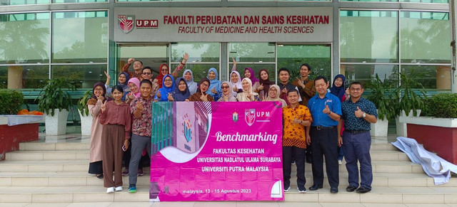 Mahasiswa prodi D4 Analis Kesehatan Universitas Nahdlatul Ulama Surabaya (Unusa) saat Universiti Putra Malaysia (UPM). Foto: Humas Unusa