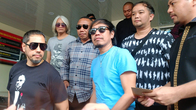 Band Radja Sambangi Kantor Polda Metro Jaya. Foto: Aprilandika Pratama/kumparan