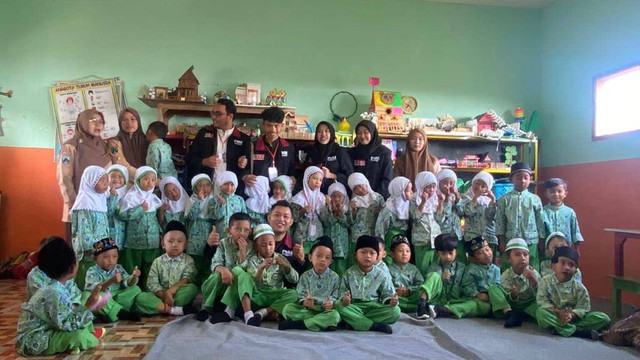 Kegiatan foto bersama di RA Az-Zahra