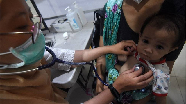 Dokter melakukan pemeriksaan kesehatan terhadap pasien bergejala Infeksi Saluran Pernapasan Akut (ISPA) di Puskesmas Kecamatan Mampang Prapatan, Jakarta Selatan, Jumat (11/8/2023)