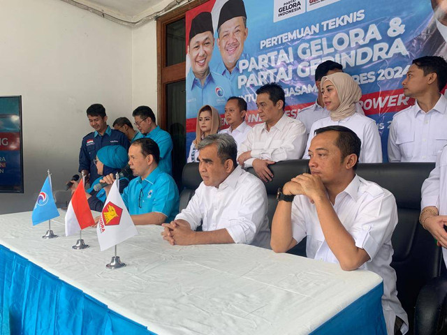 Sekjen Gerindra Ahmad Muzani dan Sekjen Partai Gelora Mahfuz Sidik. Foto: Paulina Herasmaranindar/kumparan