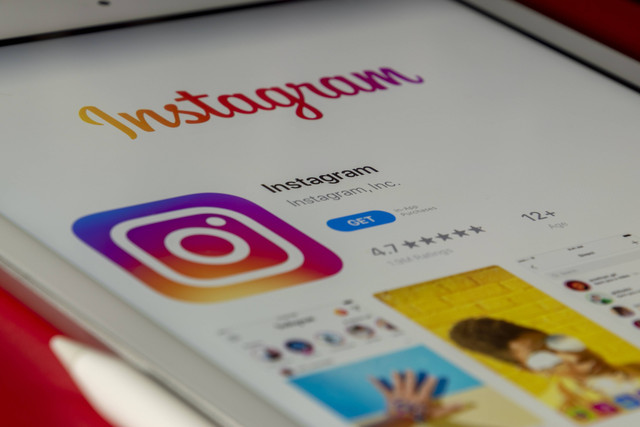 Ilustrasi Cara Menambahkan Akun di Instagram. Unsplash/Souvik Banerjee.